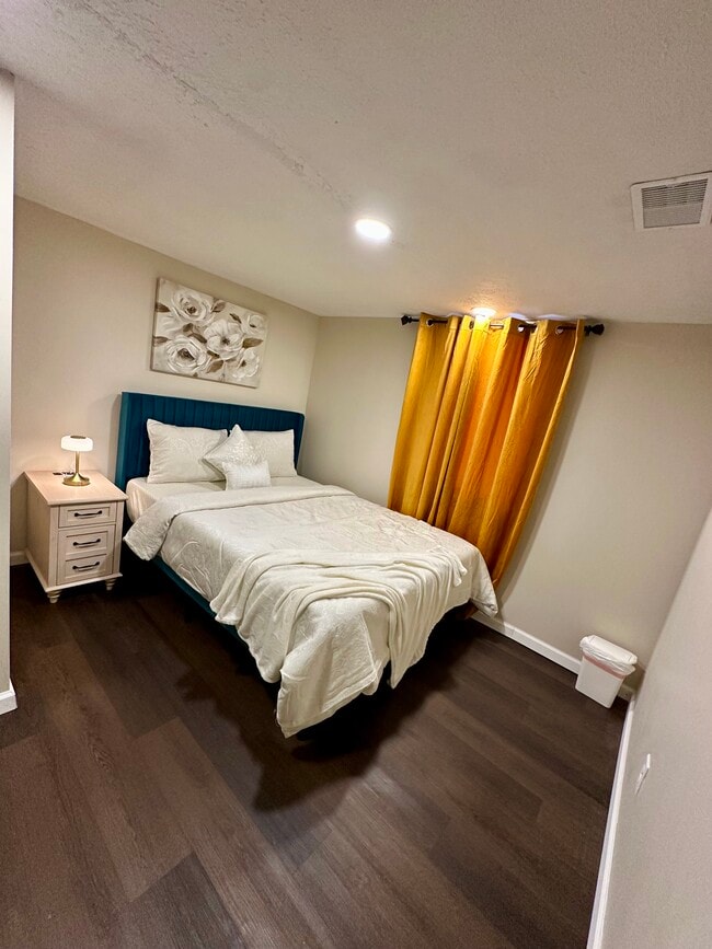 Building Photo - 4927 W Southern Ave