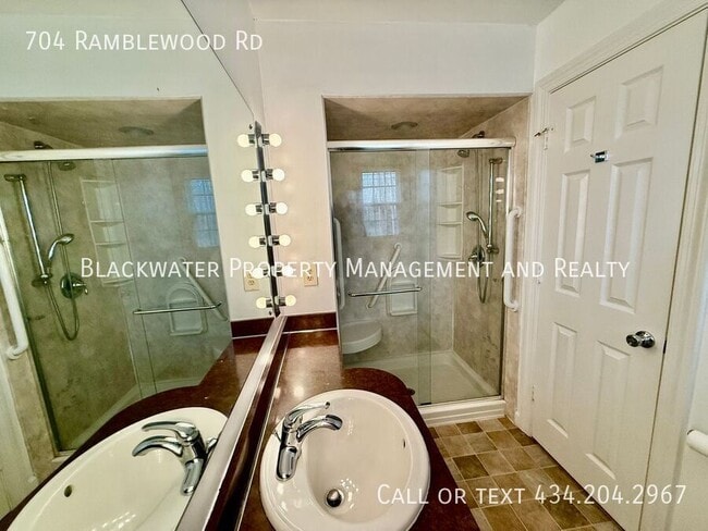 Building Photo - 704 Ramblewood Rd