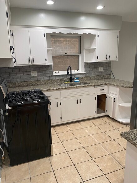 Building Photo - 5530 N Mango Ave
