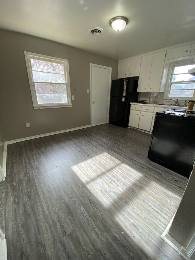 Building Photo - 4 Bedroom House Available now in Midwest City