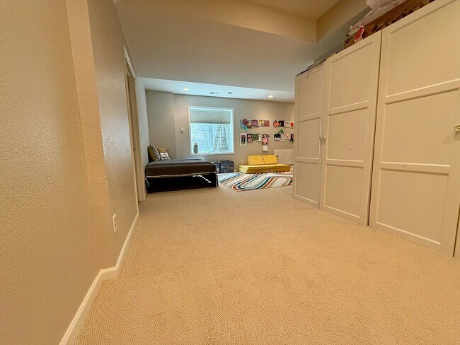 Building Photo - Furnished or Unfurnished: Updated 4 Bed 3....