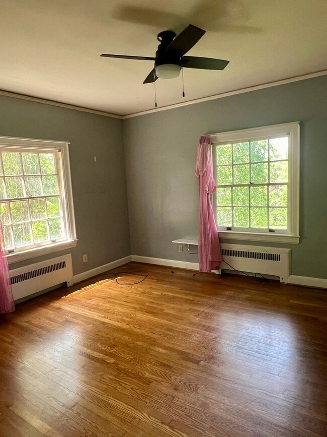 Building Photo - 2 Bedroom in Downtown Hendersonville!