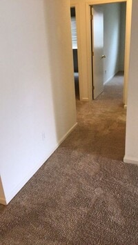 Building Photo - 3 Bedroom Coming Available