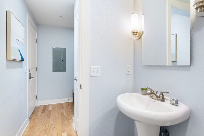 Building Photo - Gorgeous condo with city views