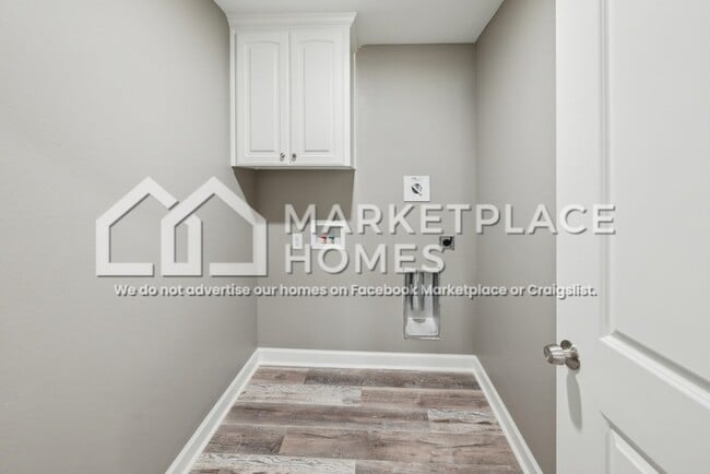 Building Photo - 1402 W 11th St