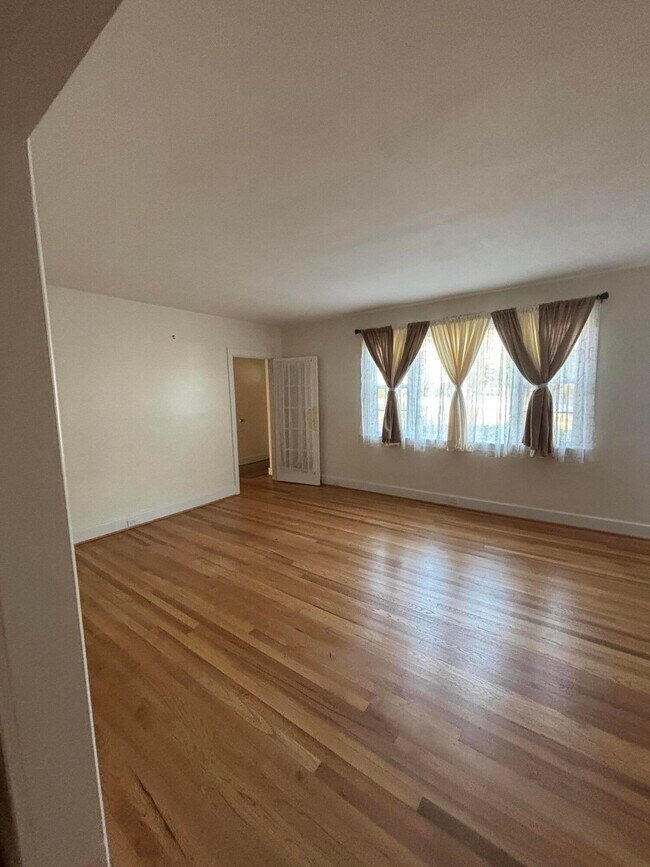 Building Photo - 919 Seminole Ave