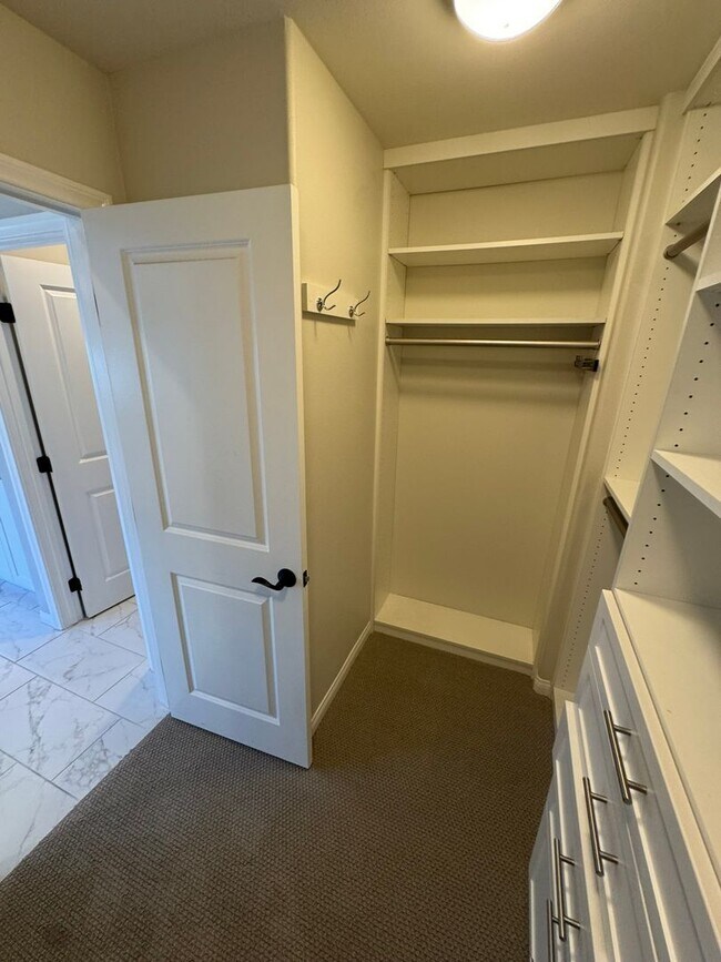 Building Photo - Charming 3-bedroom 2.5 bath nestled inside...