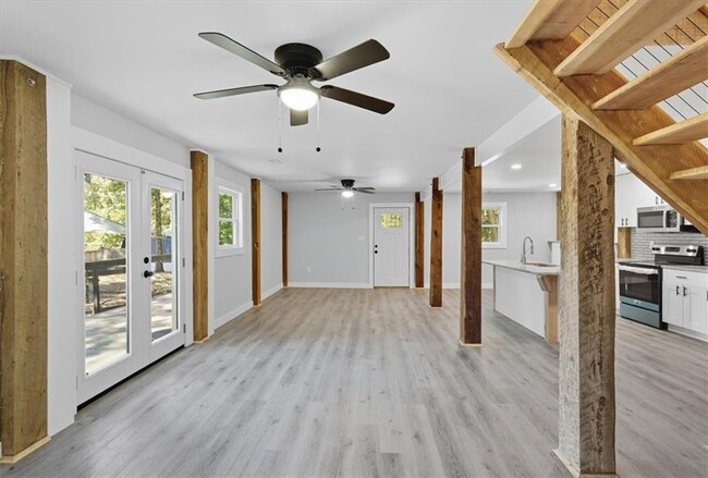 Building Photo - 96 Collins Rd