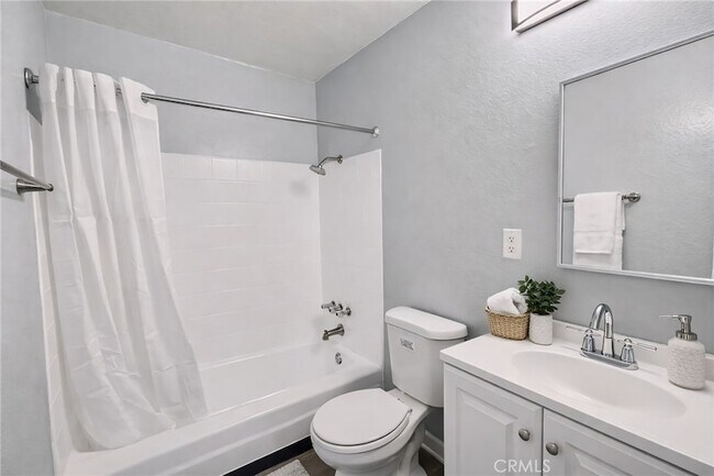 Building Photo - 815 N Rose Ave