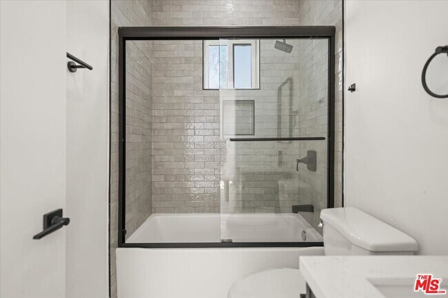 Building Photo - 914 N Hudson Ave