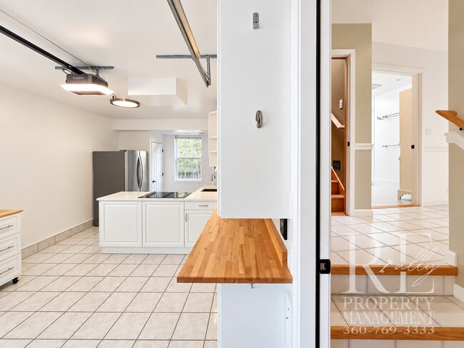 Building Photo - 14444 Sunrise Drive NE