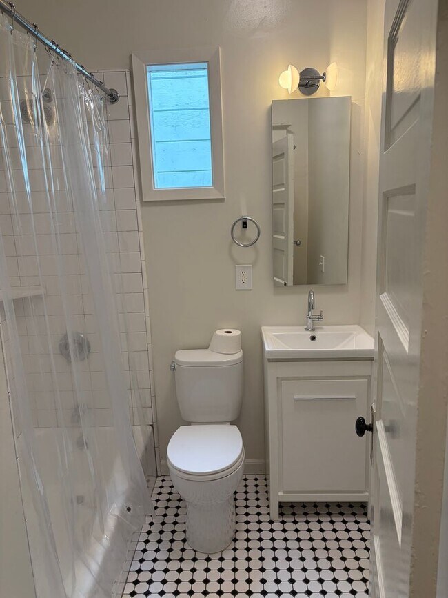 Building Photo - Cool, Remodeled One Bedroom in Hayes Valle...