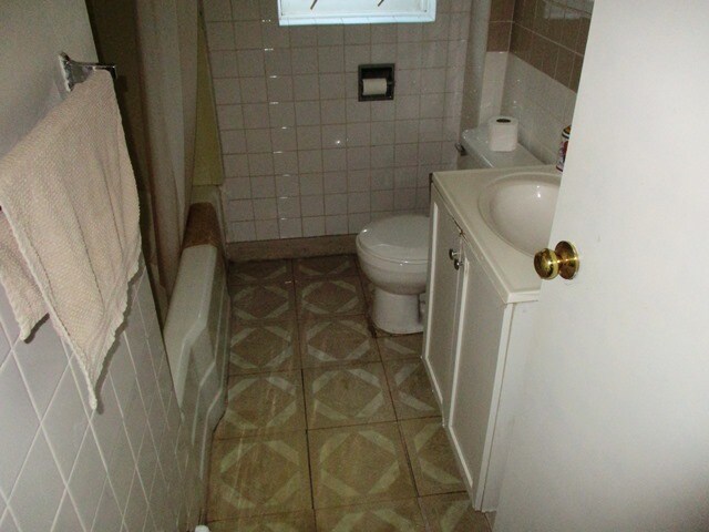 Building Photo - 502 E Willow St