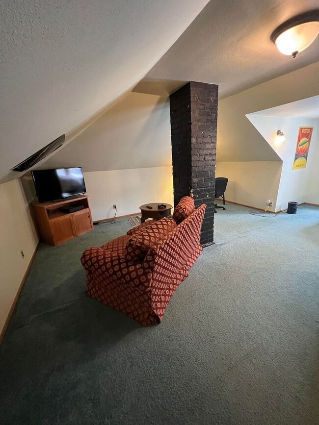 Building Photo - 305 Maryland St