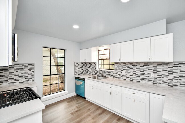 Building Photo - 6411 Hollow Oaks Dr