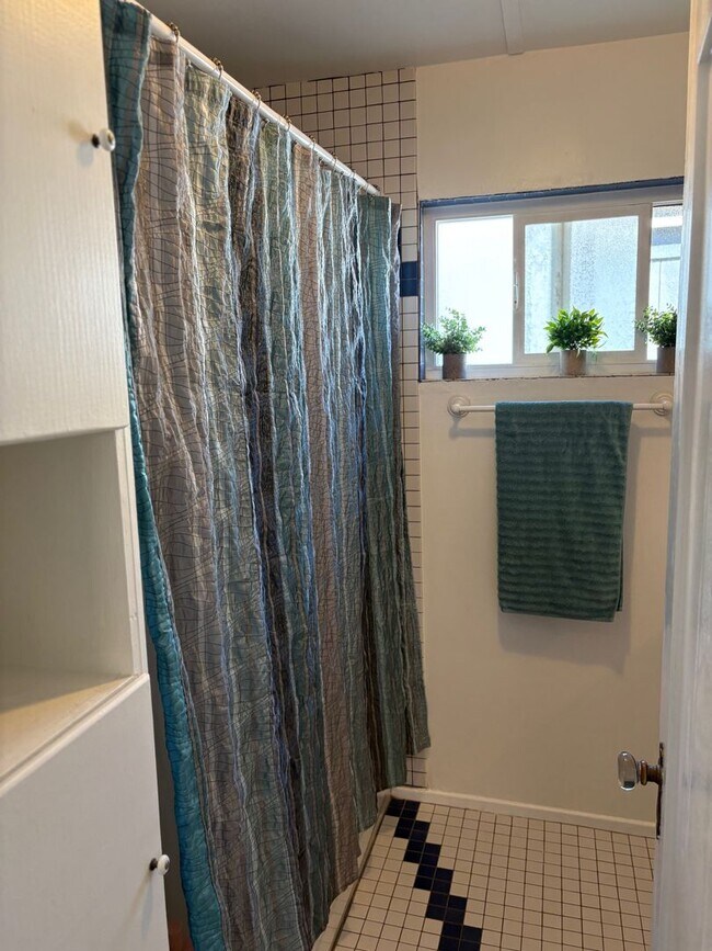 Building Photo - 4027-4029 Ocean Dr