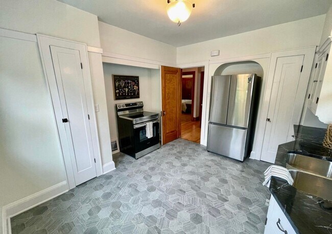 Building Photo - Beautiful  2 Bedroom + Den(3rd bedroom) Bungalow in Wauwatosa