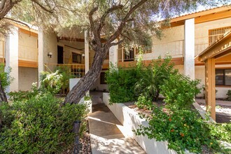 Building Photo - 2 bed 2 bath condo on Golf Course.
