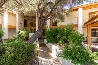Building Photo - 2 bed 2 bath condo on Golf Course.