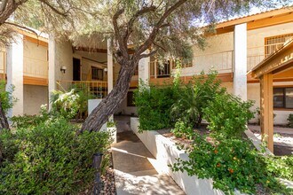 Building Photo - Gated 2 bed 2 bath condo with Gold Course Views