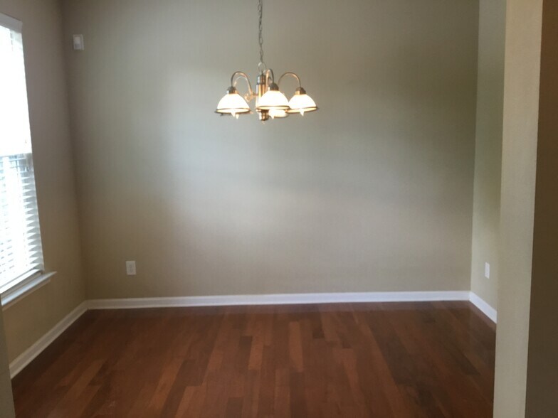 Building Photo - 6004 Glen Way Dr