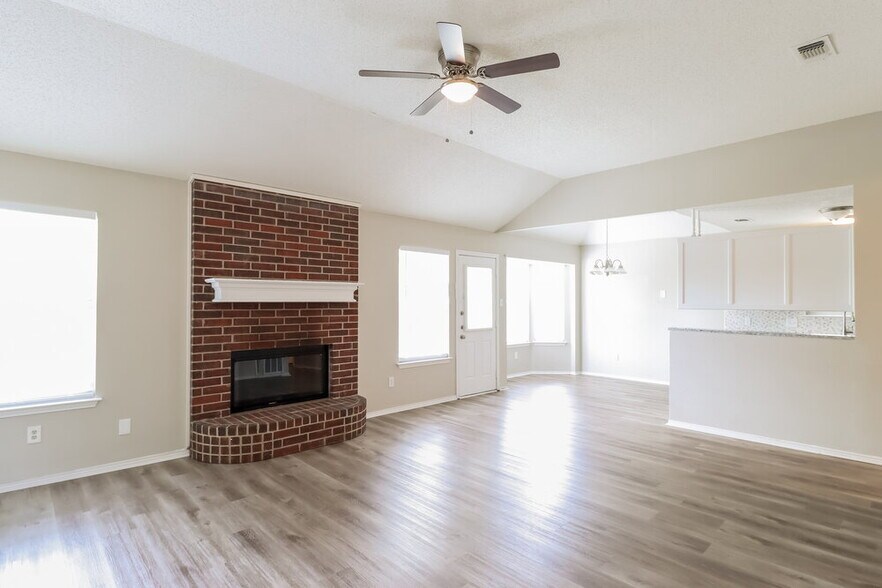 Building Photo - 504 NE Park Meadow Ln