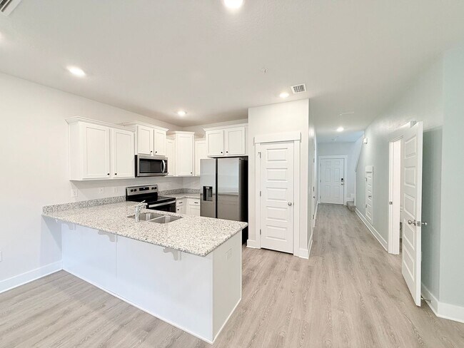 Building Photo - 3-Bedroom Townhouse - Community Pool
