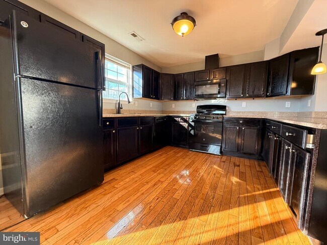 Building Photo - 2 Alfred Ave