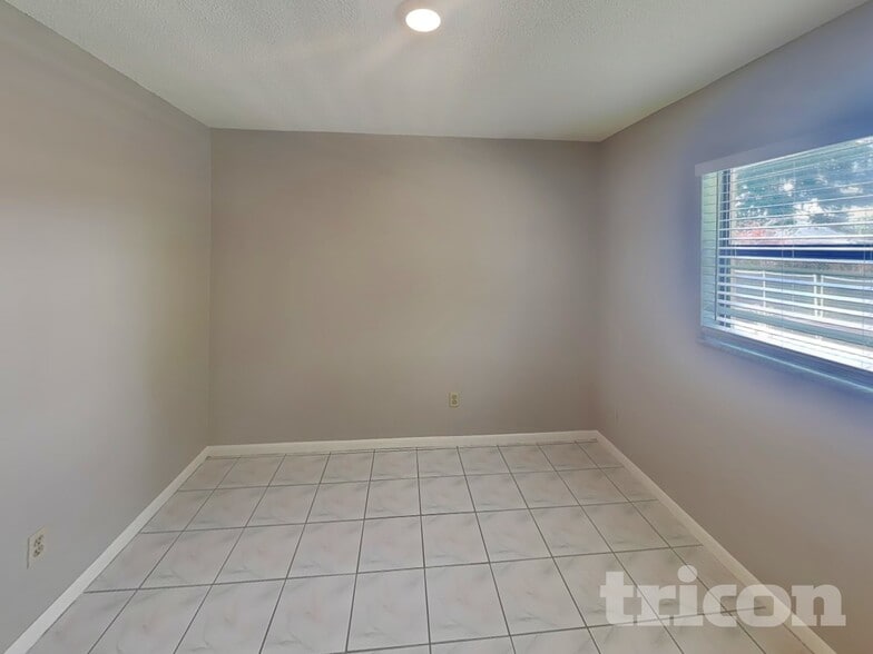 Building Photo - 120 Waverly Dr