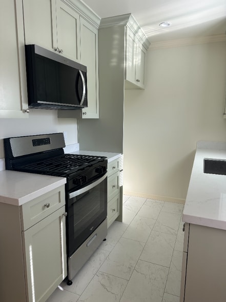 Building Photo - 2580-2580 N Brighton St