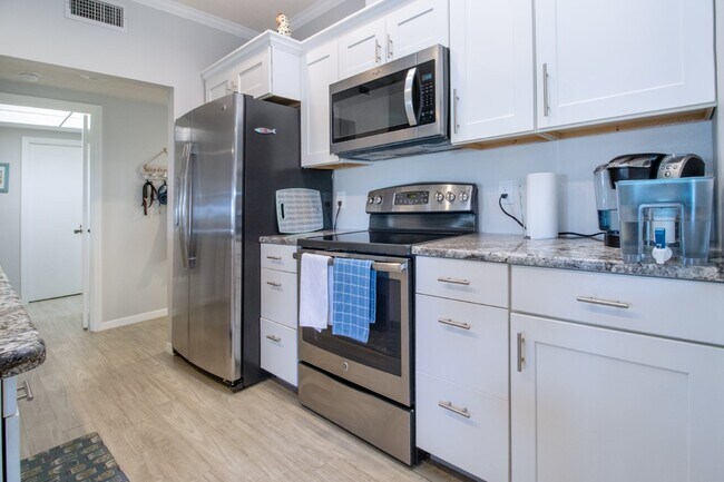 Building Photo - Fully Furnished - 2 bed 2 Bath villa - South Sarasota