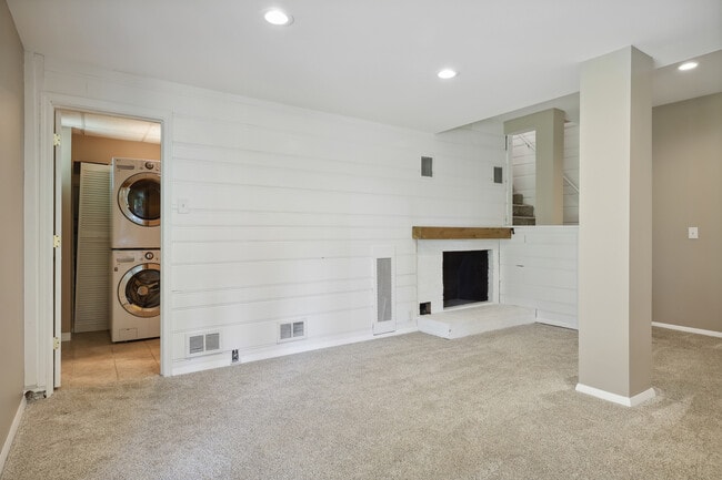 Building Photo - 10003 Crestridge Dr