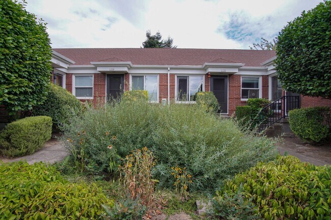 Building Photo - Great Vintage 2-Bed Between Hawthorne & Belmont!