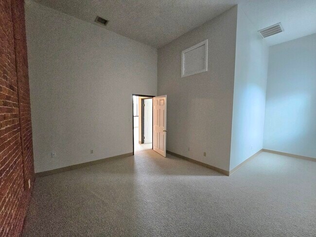Building Photo - 147 Rawson Rd