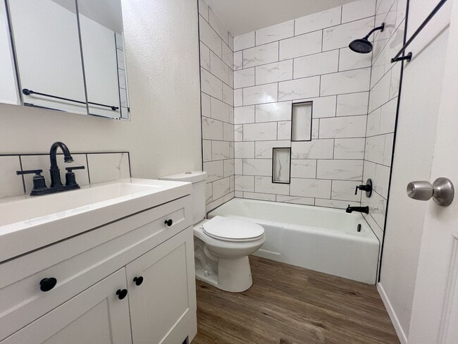 Building Photo - CLARKDALE: SINGLE-LEVEL END APARTMENT IN A...