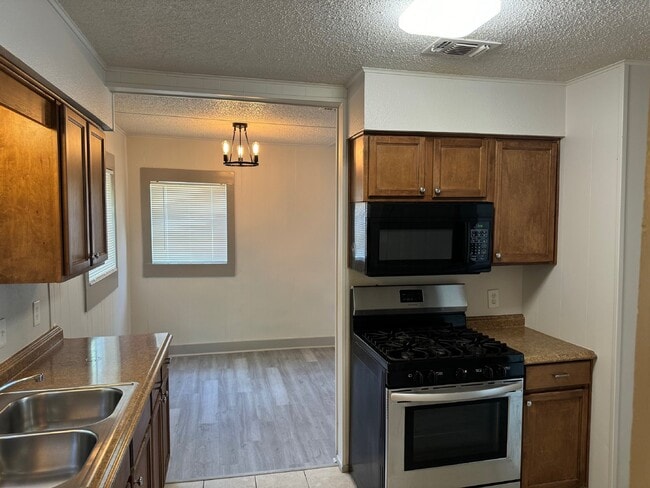 Building Photo - "Charming 2-Bedroom Home – Cozy and Comfortable 759 Sq Ft Living!"