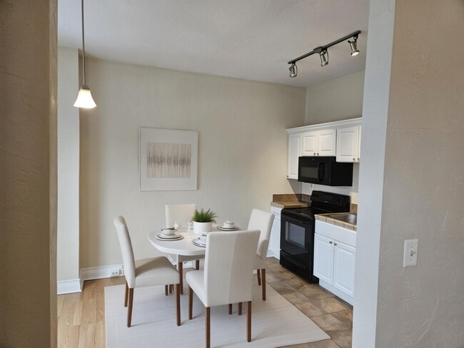 Building Photo - 246 S St Clair St