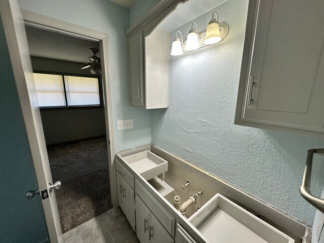Building Photo - Fully Remodeled 3bed/2bath Available in We...