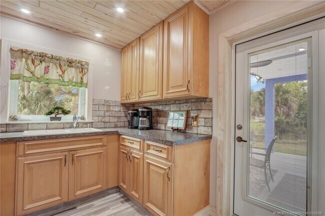 Building Photo - 64 NE Acacia Trail