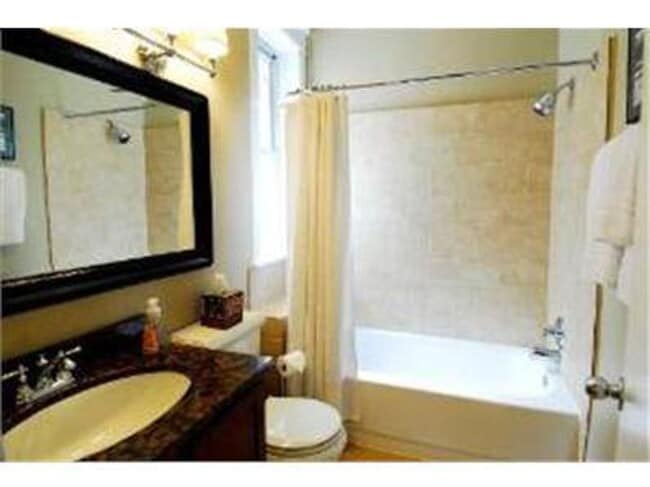 Building Photo - Available Aug 1st! Spacious top-floor 2bed...