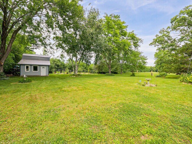 Building Photo - Your Private Retreat Just Minutes from Downtown South Lyon