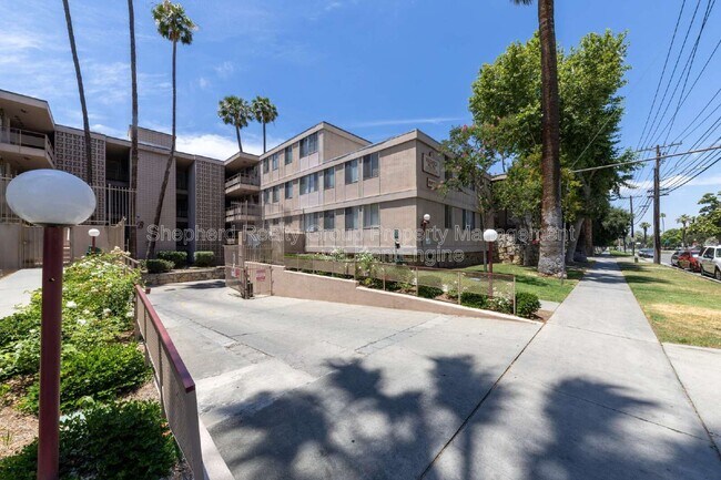 Building Photo - 6979 Palm Ct