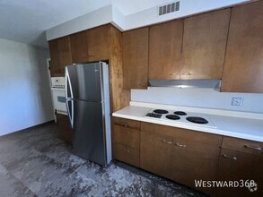 Building Photo - Large Two Bed One Bath in River Forest