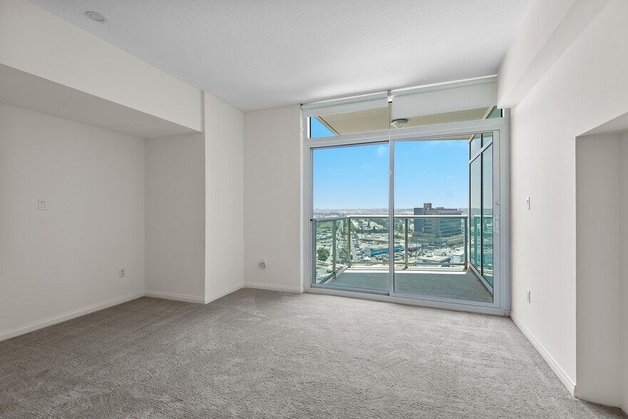 Building Photo - 13600 MARINA POINTE Dr