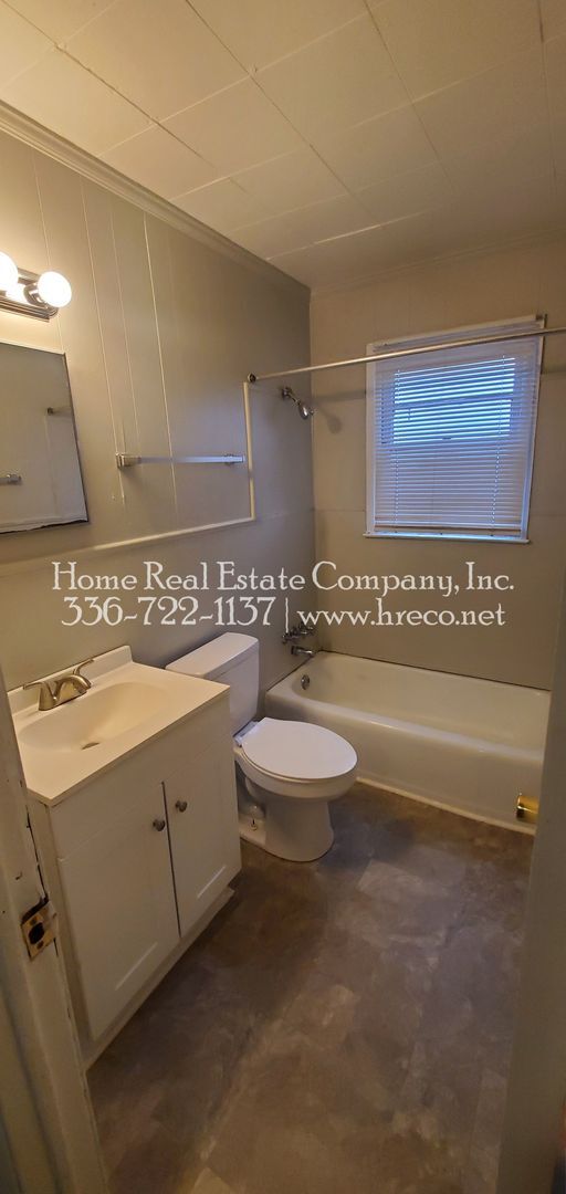 Building Photo - 2425 Machine St