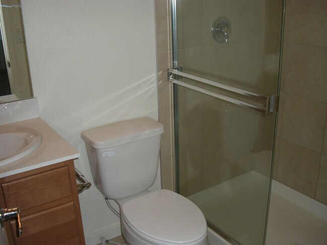 Building Photo - Three Bedroom, Two and a Half Bath Townhome Near UNR