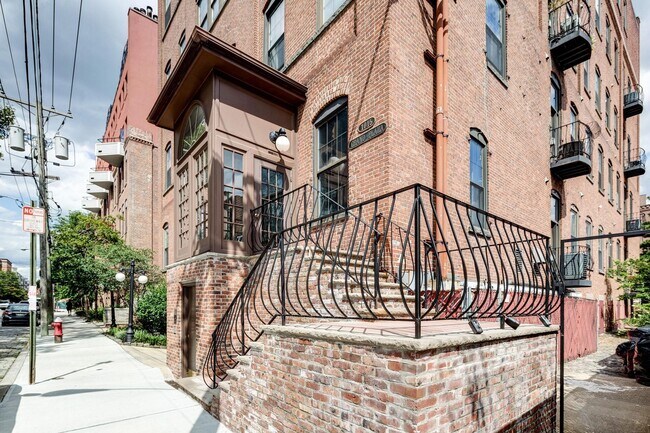 Building Photo - 1015 Grand St