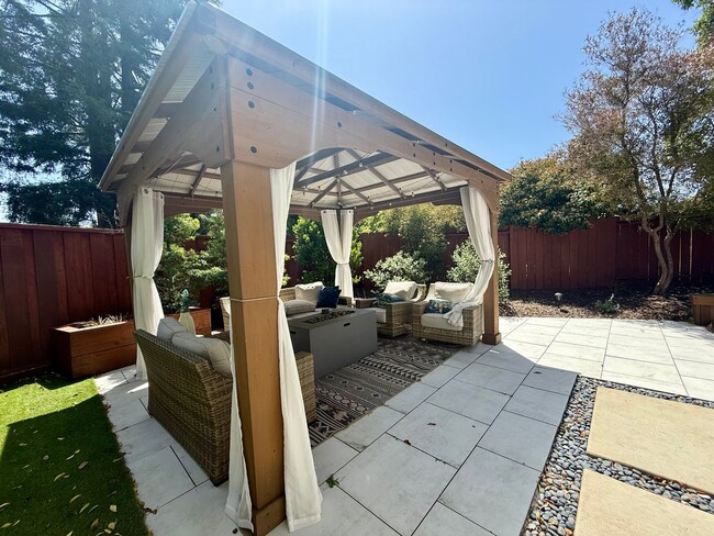Building Photo - 4 Bedroom/ 3 Bathroom in Dublin!!