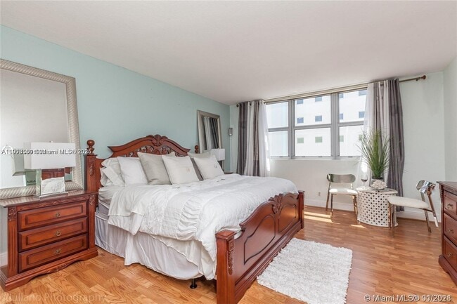 Building Photo - 9225 Collins Ave