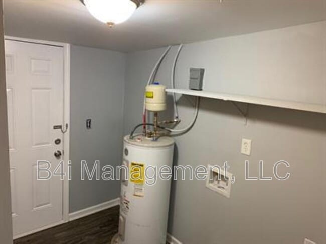 Building Photo - 1201 Lake Dr